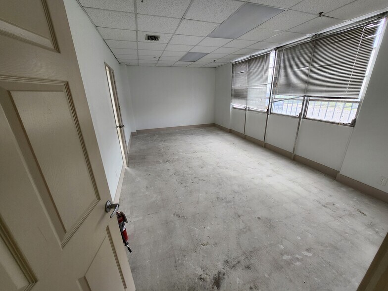 More Photos Of 650 NW 105th St, Miami Warehouse For Lease