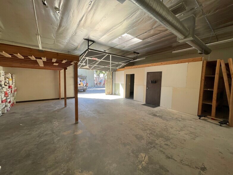 More Photos Of 15121-15127 Califa St, Van Nuys Warehouse For Lease