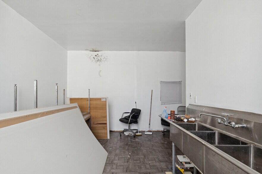 More Photos Of 13030 Puritan St, Detroit Office For Sale