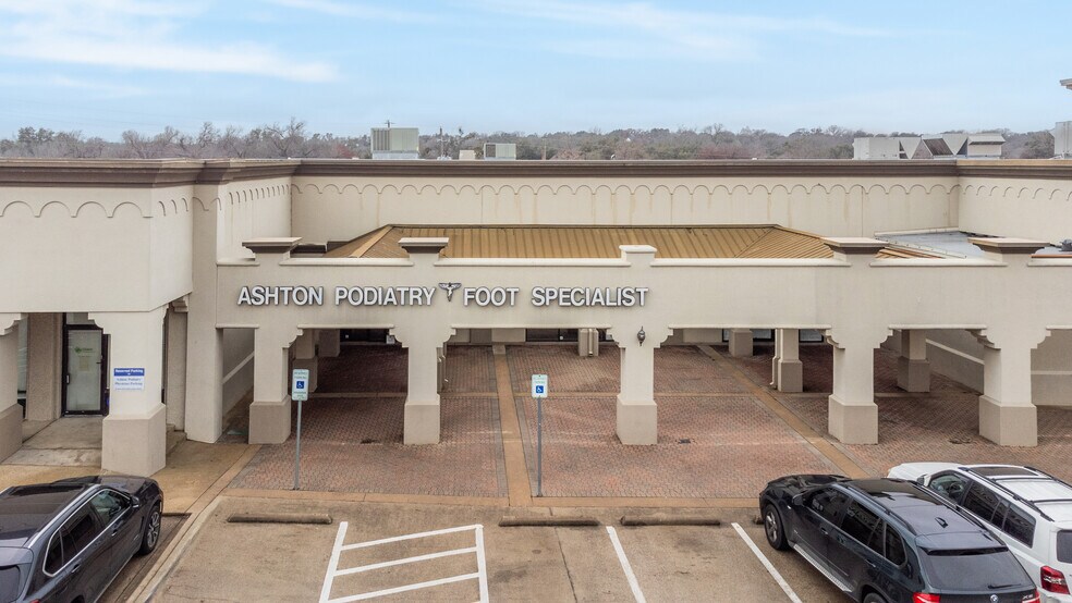 More Photos Of 11613-11617 N Central Expy, Dallas Unknown For Lease