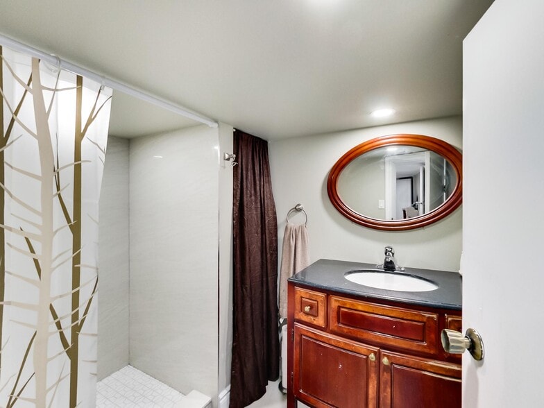 More Photos Of 44 Francis St, Hamilton Flex For Sale