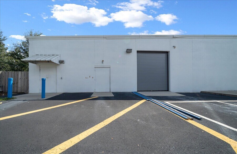 More Photos Of 2401 SE 58th Ave, Ocala General Retail For Sale