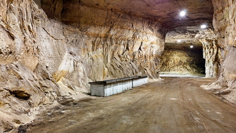 More Photos Of 20 Cave Industrial dr, Crystal City Industrial For Sale