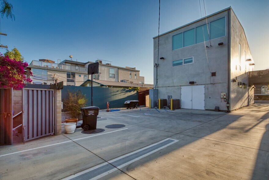 More Photos Of 542 N Larchmont Blvd, Los Angeles Office For Sale