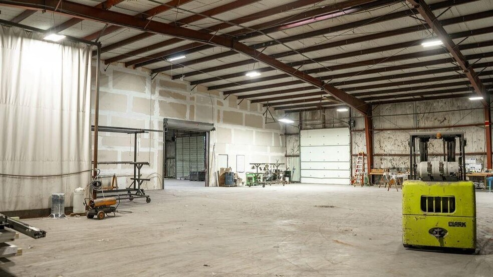 More Photos Of 2500 N Center St, Bonham Warehouse For Lease
