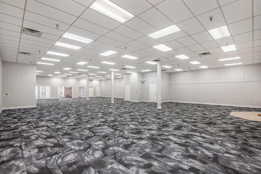 More Photos Of 201 N Riverside Ave, Saint Clair General Retail For Sale