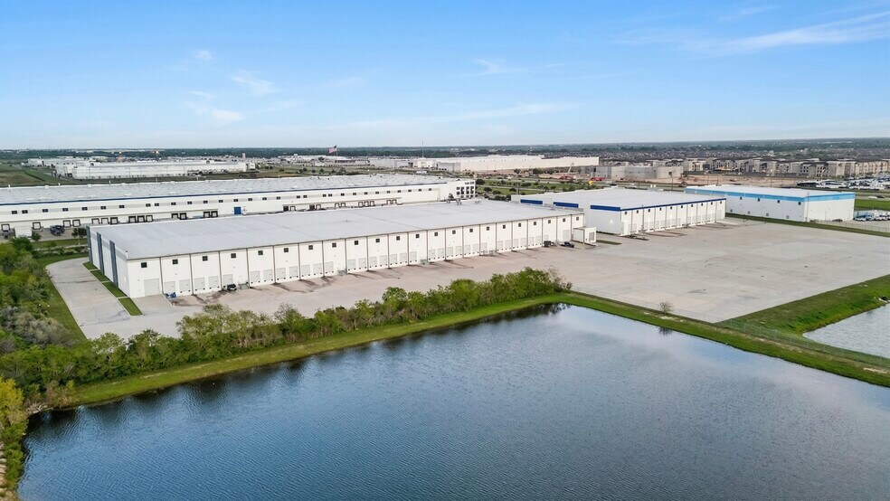 More Photos Of 450 Commerce Pky, Katy Distribution For Lease