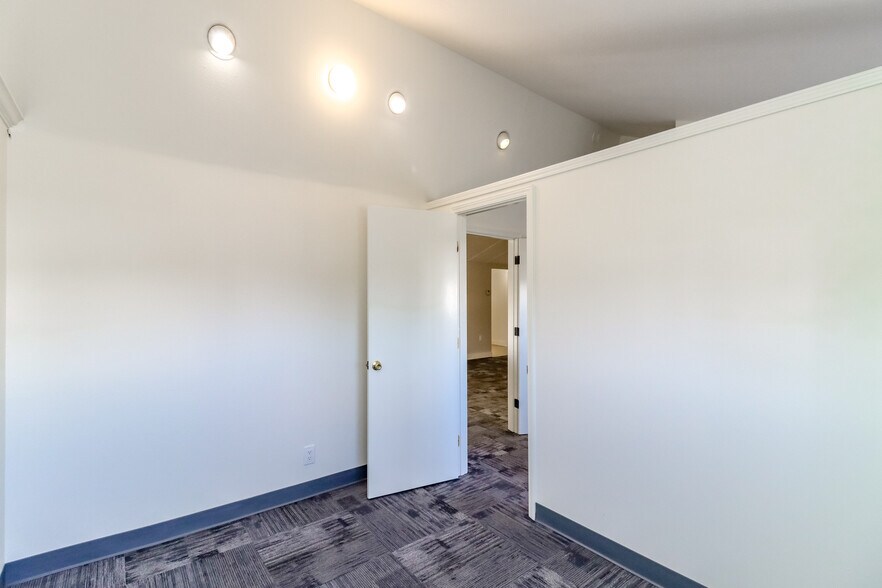 More Photos Of 3838 S Warner St, Tacoma Flex For Lease