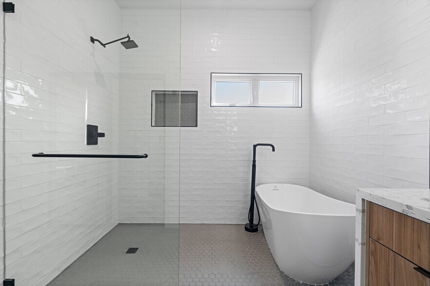 More Photos Of 705 6th Ave, Venice Apartments For Sale