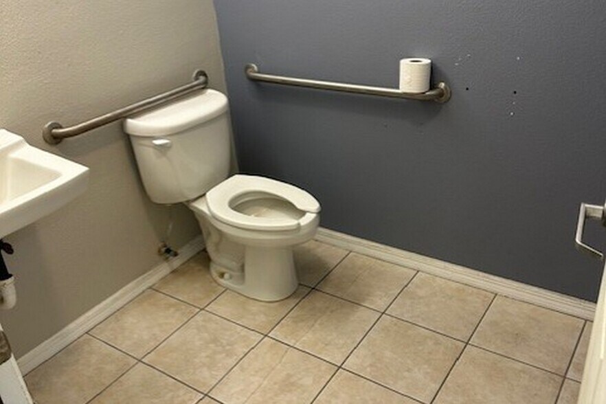 More Photos Of 3111 Skyway Cir, Melbourne Warehouse For Lease