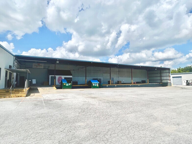 More Photos Of 2708 Ne Waldo Rd, Gainesville Showroom For Sale