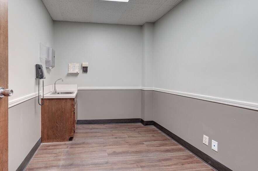 More Photos Of 3100 S Elm Pl, Broken Arrow Medical For Lease