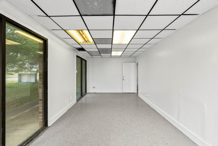 More Photos Of 3806 E Rio Grande St, Victoria Warehouse For Sale