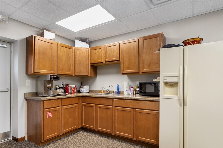 More Photos Of 2000 Burdick Expy E, Minot Office For Sale