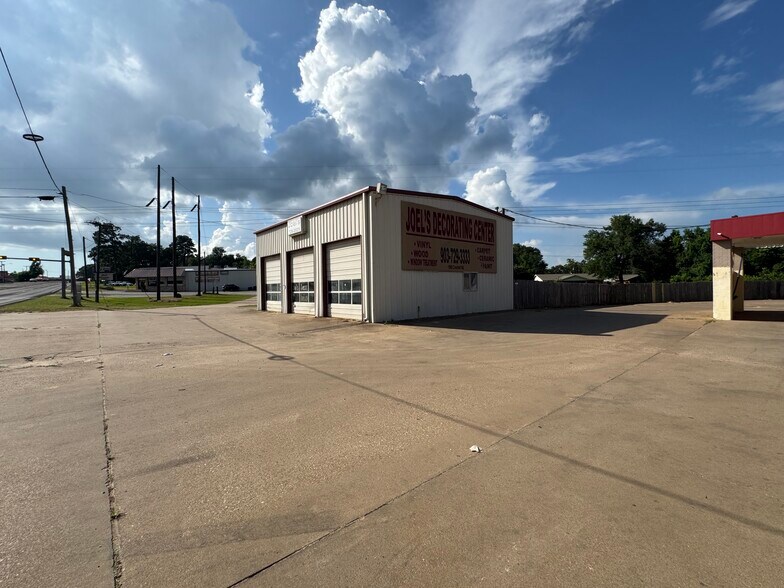 More Photos Of 1900 Crockett Rd, Palestine Storefront For Sale