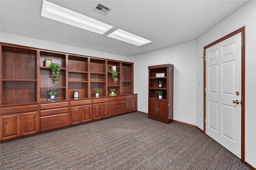 More Photos Of 706 W Broadway St, Spiro Medical For Sale