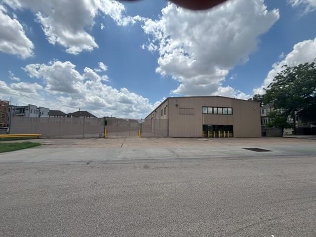 More Photos Of 5101 Maxie St, Houston Manufacturing For Lease