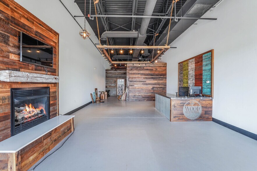 More Photos Of 9800-9890 Brewster Ln, Powell General Retail For Lease