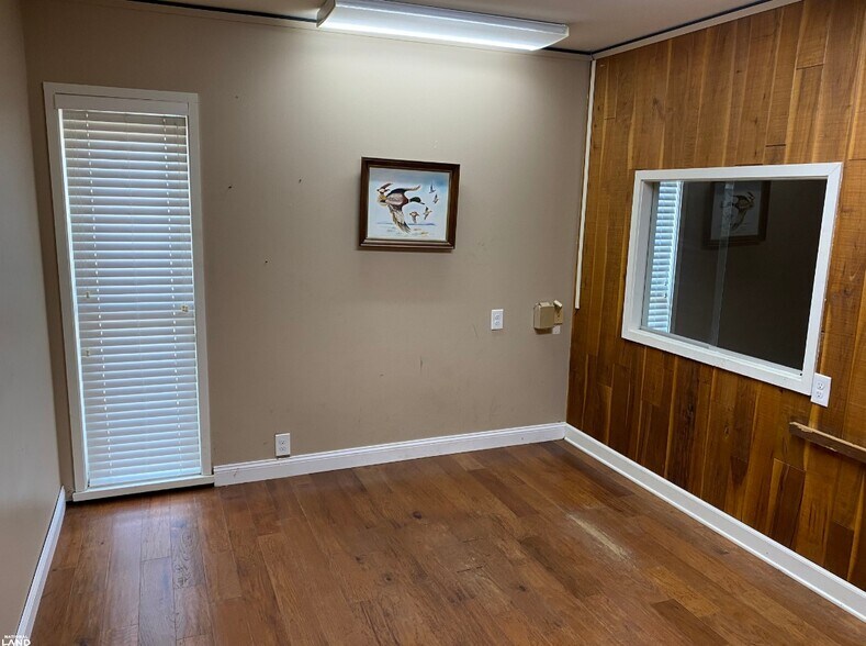 More Photos Of 1701 S Timber St, Stuttgart Office Residential For Sale