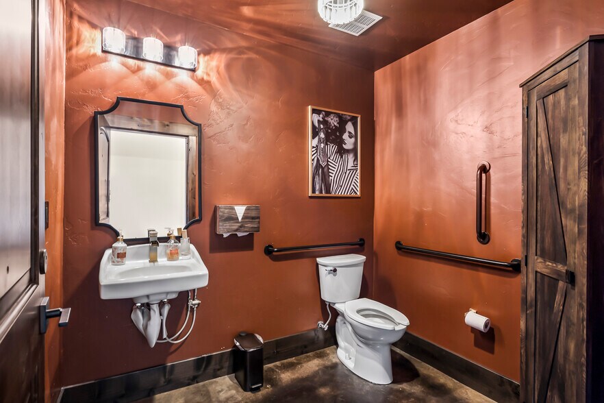 More Photos Of 19885 7th St, Bend Flex For Sale