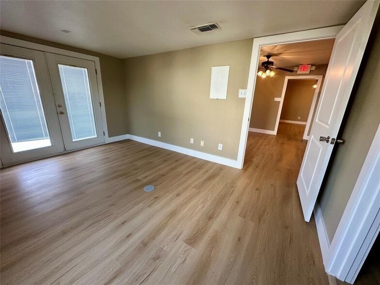 More Photos Of 503 Bolivar St, Denton Freestanding For Sale