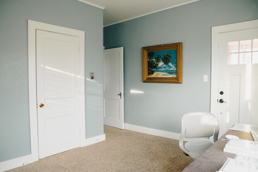 More Photos Of 355 N College Ave, Fayetteville Office Residential For Lease
