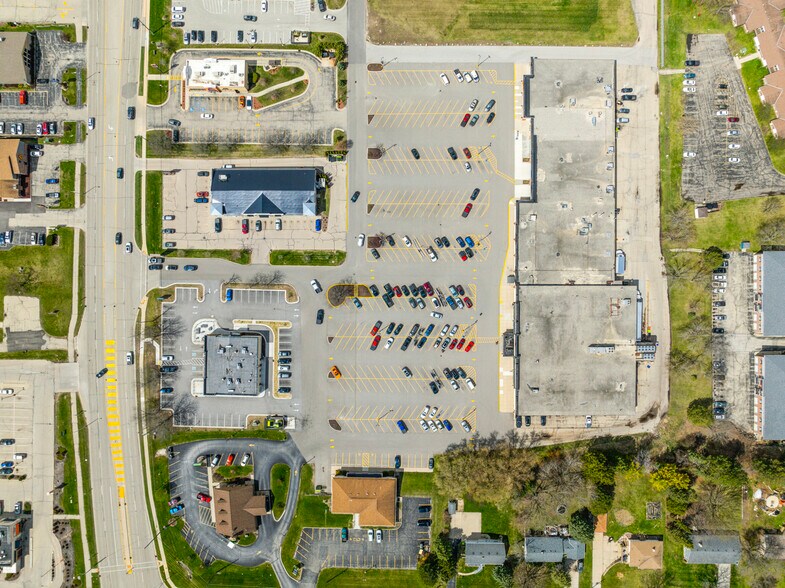 More Photos Of 1520-1566 E Sumner St, Hartford Freestanding For Sale