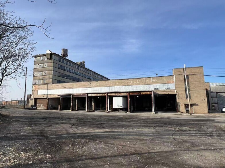 More Photos Of 246-250 E Fourth St, Mansfield Distribution For Lease