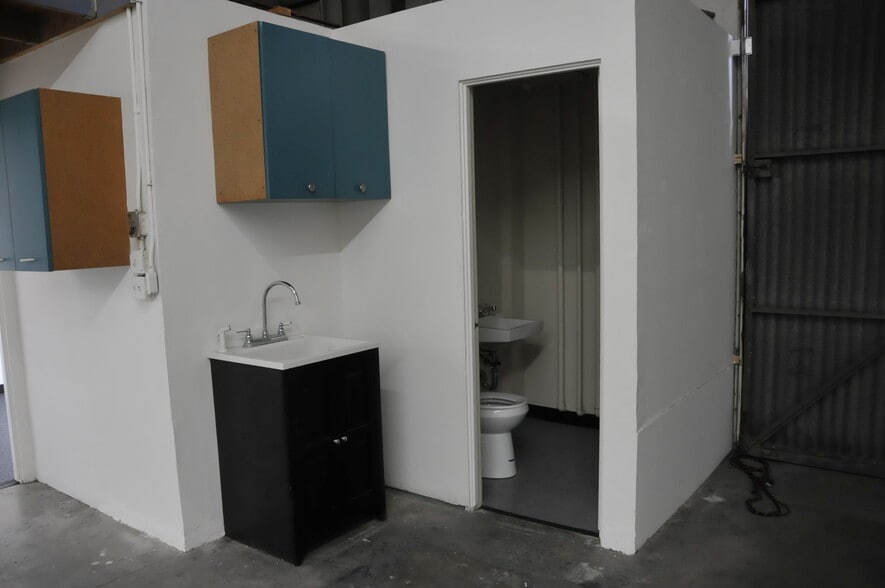 More Photos Of 919 W Isabel St, Burbank Warehouse For Lease