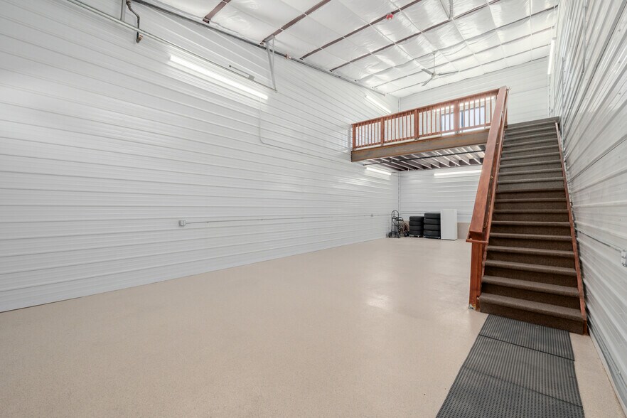 More Photos Of 560-580 Ames St, Lakewood Self Storage For Sale