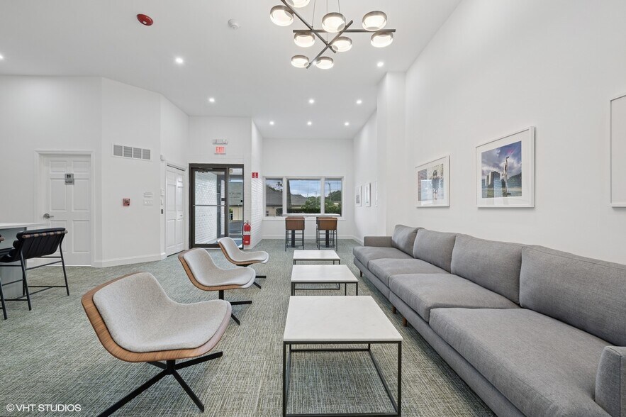 More Photos Of 915 N Milwaukee Ave, Libertyville Office For Lease