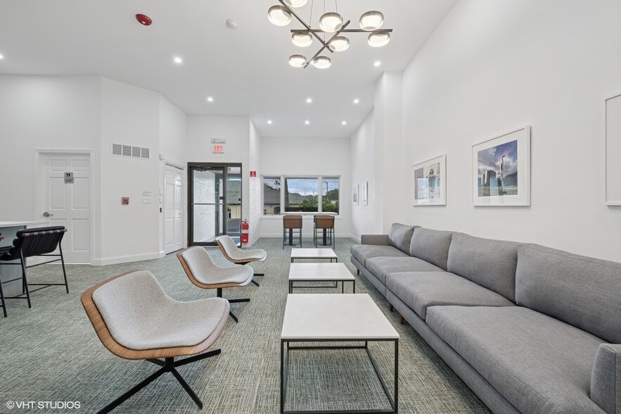 More Photos Of 915 N Milwaukee Ave, Libertyville Office For Sale