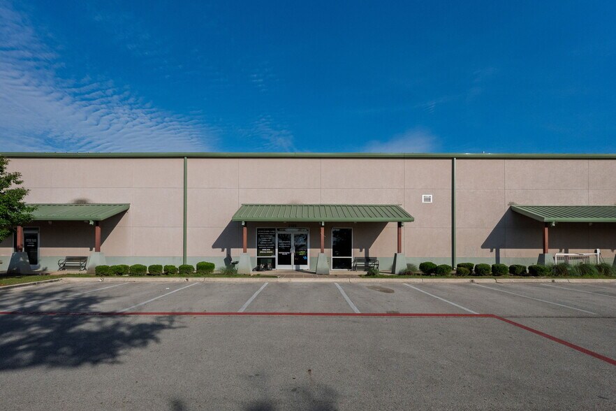 More Photos Of 2105 620 N, Lakeway Flex For Lease