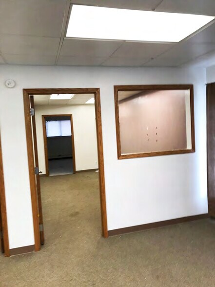 More Photos Of 6101-6105 Arlington Ave, Kansas City Showroom For Sale