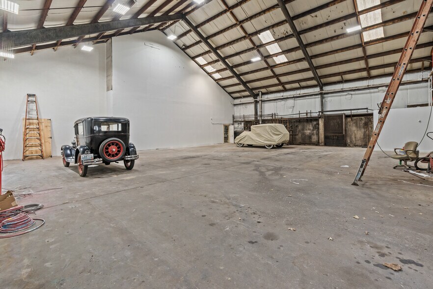 More Photos Of 1960 E Main Rd, Portsmouth Freestanding For Sale
