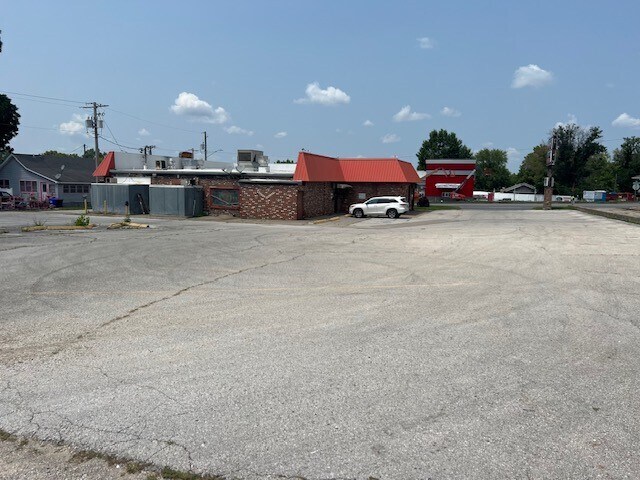 More Photos Of 1975 W Broadway Blvd, Sedalia Restaurant For Sale