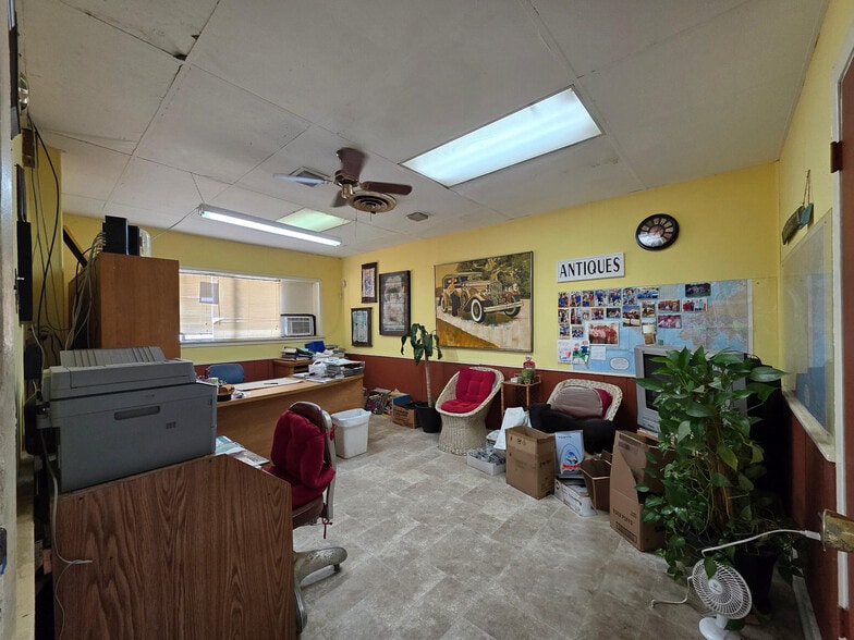 More Photos Of 1440 Gulfway Dr, Winnie Showroom For Sale