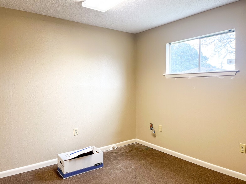 More Photos Of 214 S Burnside Ave, Gonzales Medical For Lease