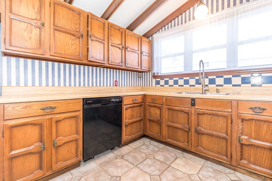 More Photos Of 131 Copenhaver St, Marion Shelter For Sale