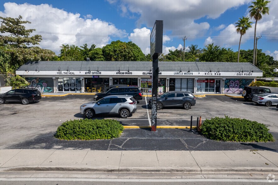 More Photos Of 717 NE 79th St, Miami Storefront Retail Office For Lease