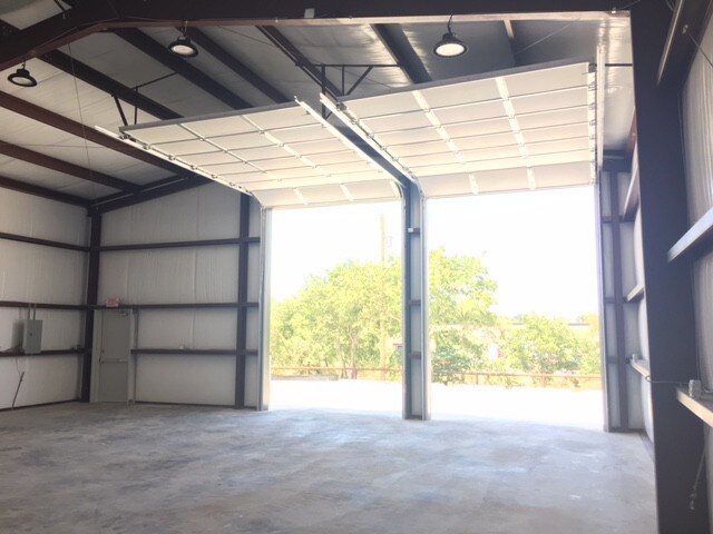 More Photos Of 132 N Grants Ln, White Settlement Flex For Lease