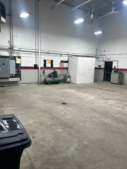 More Photos Of 590 Lordship Blvd, Stratford Warehouse For Sale