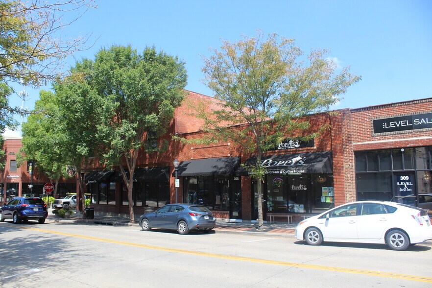 Primary Photo Of 309 SE Douglas St, Lee's Summit Storefront For Lease