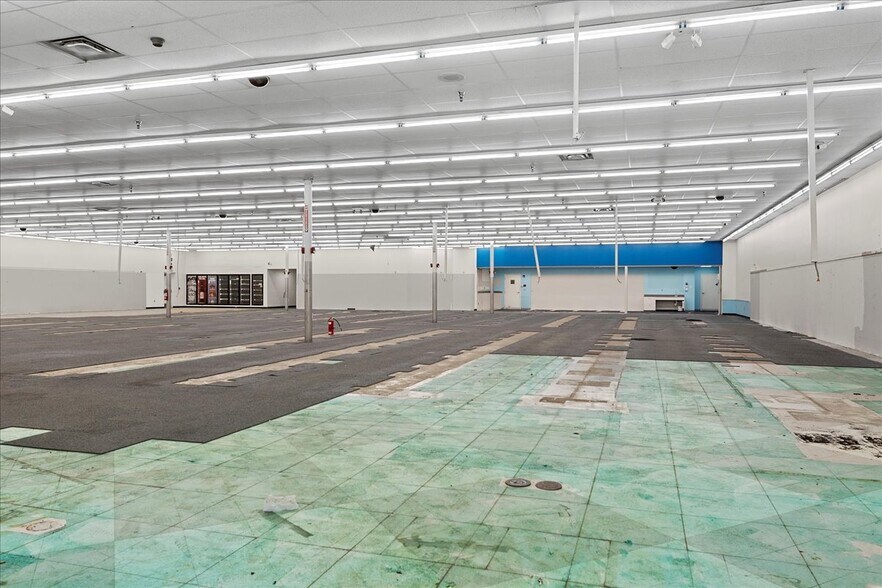 More Photos Of 920 E North Grand Ave, Springfield Freestanding For Lease