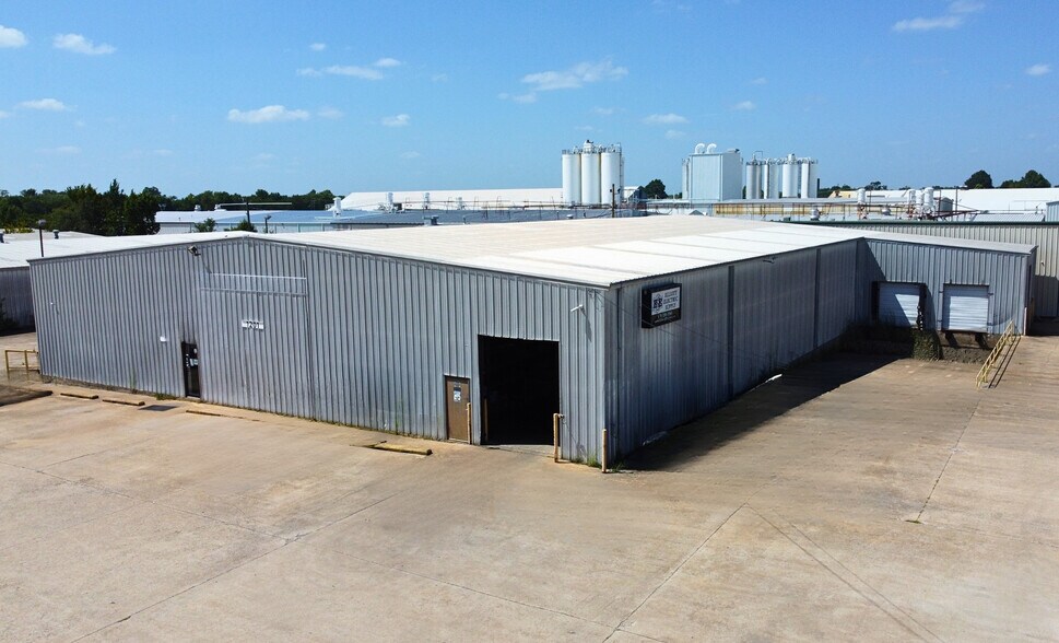 Primary Photo Of 1201 E Lake Francis Dr, Siloam Springs Warehouse For Lease