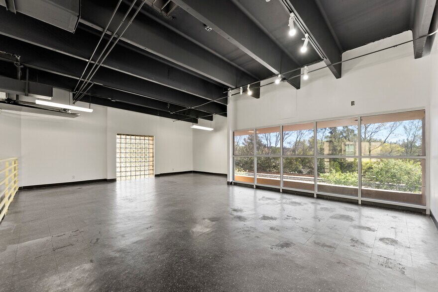 More Photos Of 20165-20199 NE 16th Pl, Miami Flex For Lease