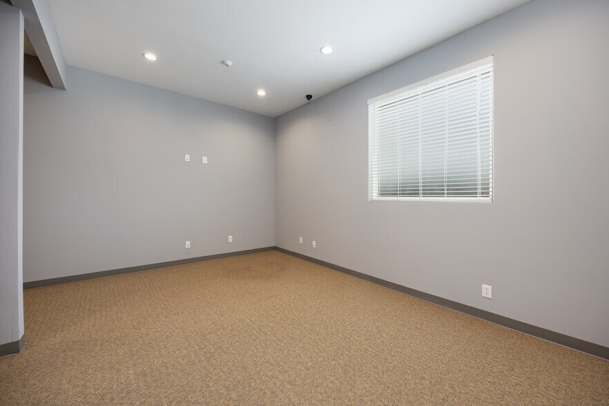 More Photos Of 259 Ranch Trl, Rockwall Office For Lease