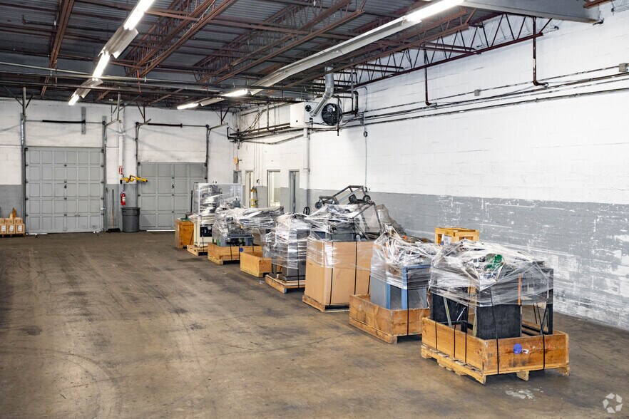 More Photos Of 11 E 2nd St, Mineola Warehouse For Lease