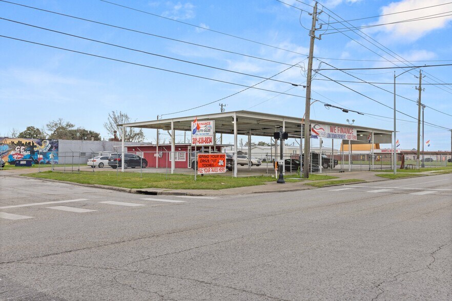 More Photos Of 2012 N Alexander Dr, Baytown Auto Dealership For Sale
