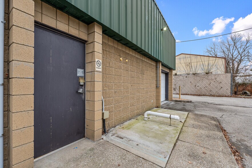 More Photos Of 7200 US-150, Greenville Office For Sale